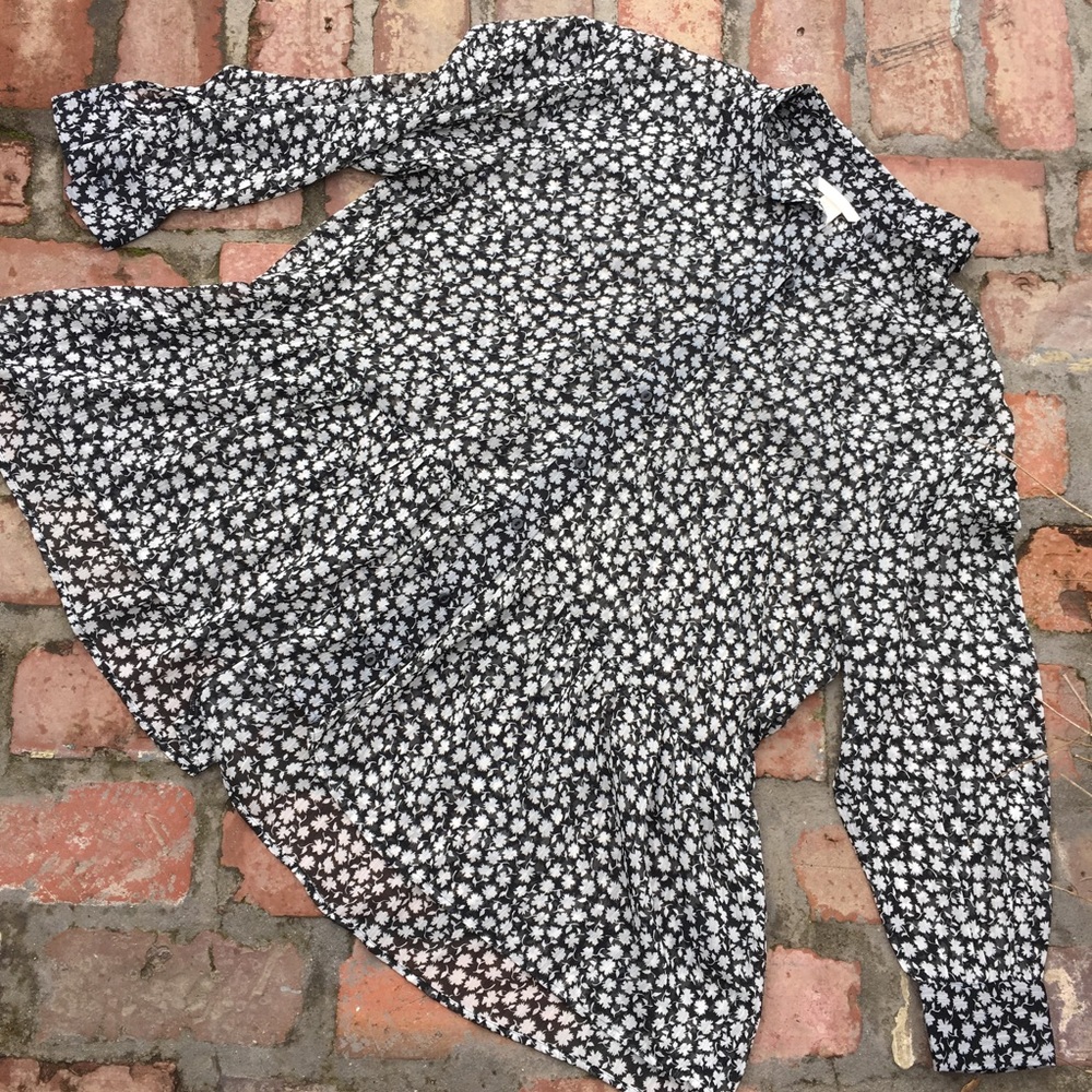 H&M black and white tunic with gathered peplum. M